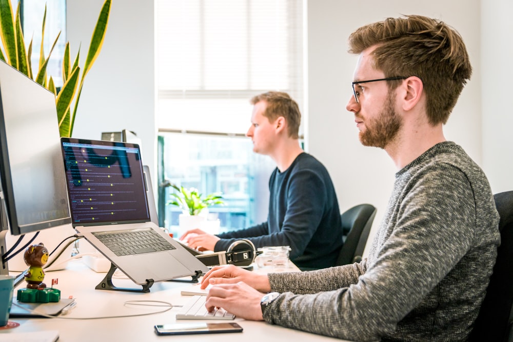 HR-Software Dashboard auf modernem Arbeitsplatz